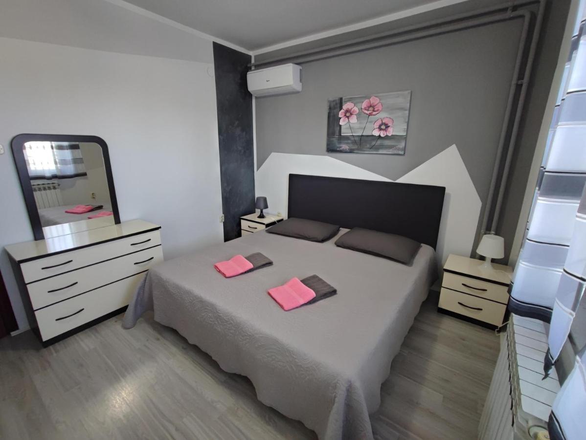Apartment Ari Ровин Екстериор снимка