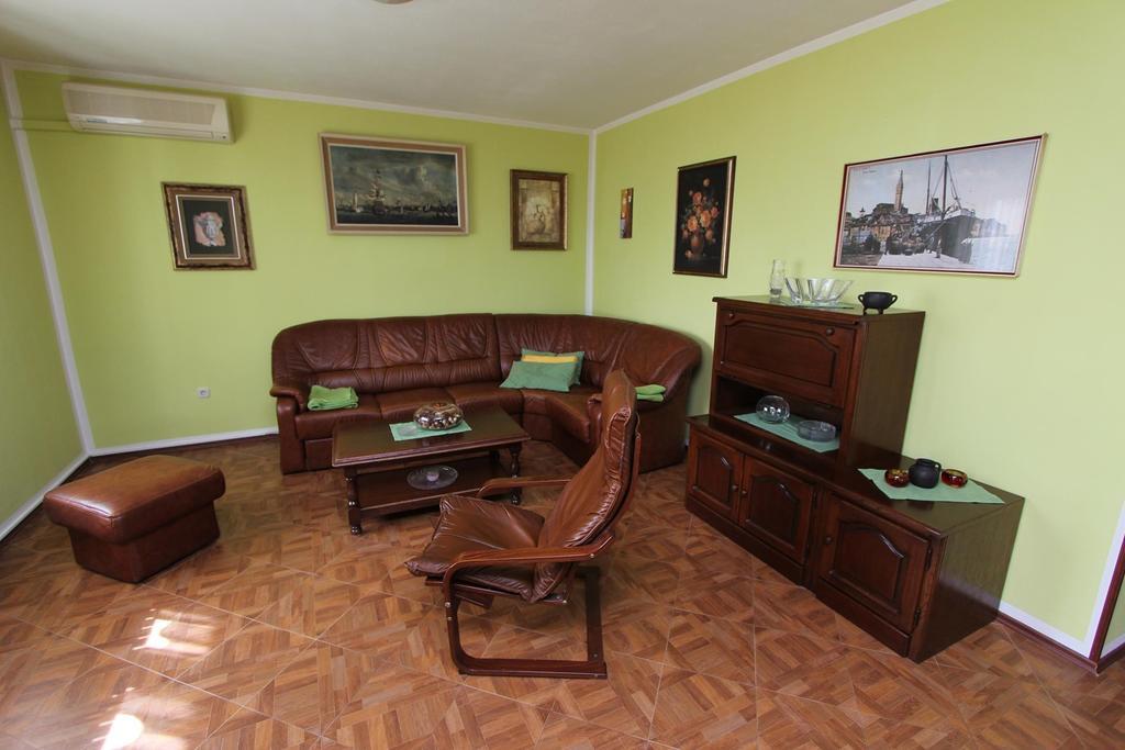 Apartment Ari Ровин Екстериор снимка