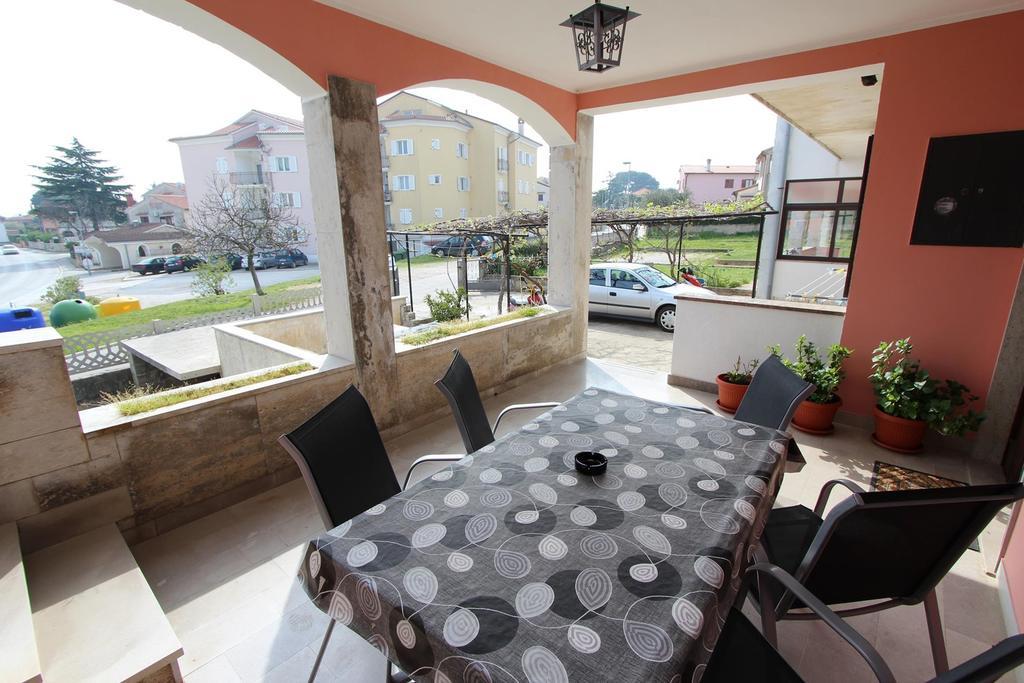 Apartment Ari Ровин Екстериор снимка